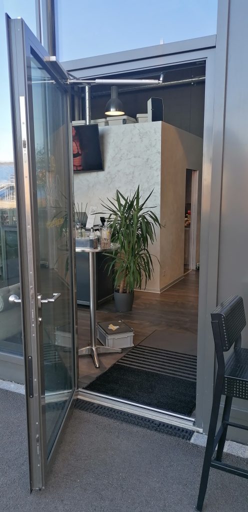 DettaglioCoiffeur-JMeyer 1. Türe mit Türöffnungsbegrenzer