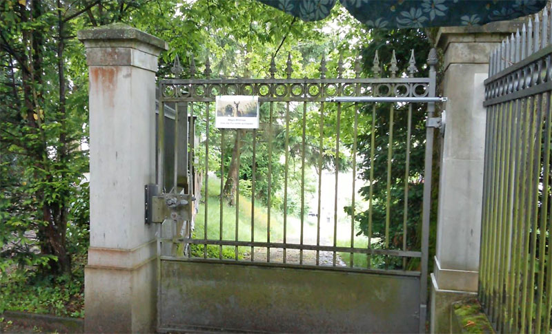 Ferme-porte porte d'accès au cimetière