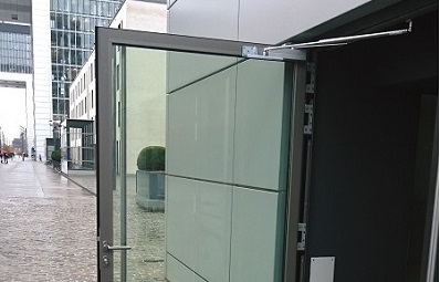 Türöffnungsbegrenzer an Ladentür aus Glas